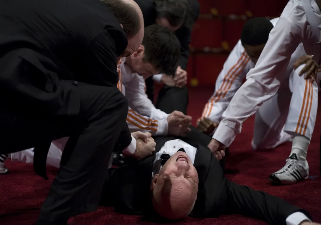 Thomas Derrah et Neil Patrick Stewart, Gardiner Comfort, Daniel Le, Daniel Pettrow, Tim Mc Donough, Mark L. Montgomery dans JULES CÉSAR de William Shakespeare, mise en scène Arthur Nauzyciel, American Repertory Theatre, Boston (MA, USA). Photo Frédéric Nauczyciel pour le Centre Dramatique National Orléans Loiret.