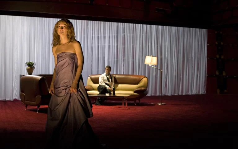 Sarah Kathryn Bakker et Jim True-Frost dans JULES CÉSAR de William Shakespeare, mise en scène Arthur Nauzyciel, American Repertory Theatre, Boston (MA, USA). Photo Frédéric Nauczyciel pour le Centre Dramatique National Orléans Loiret.