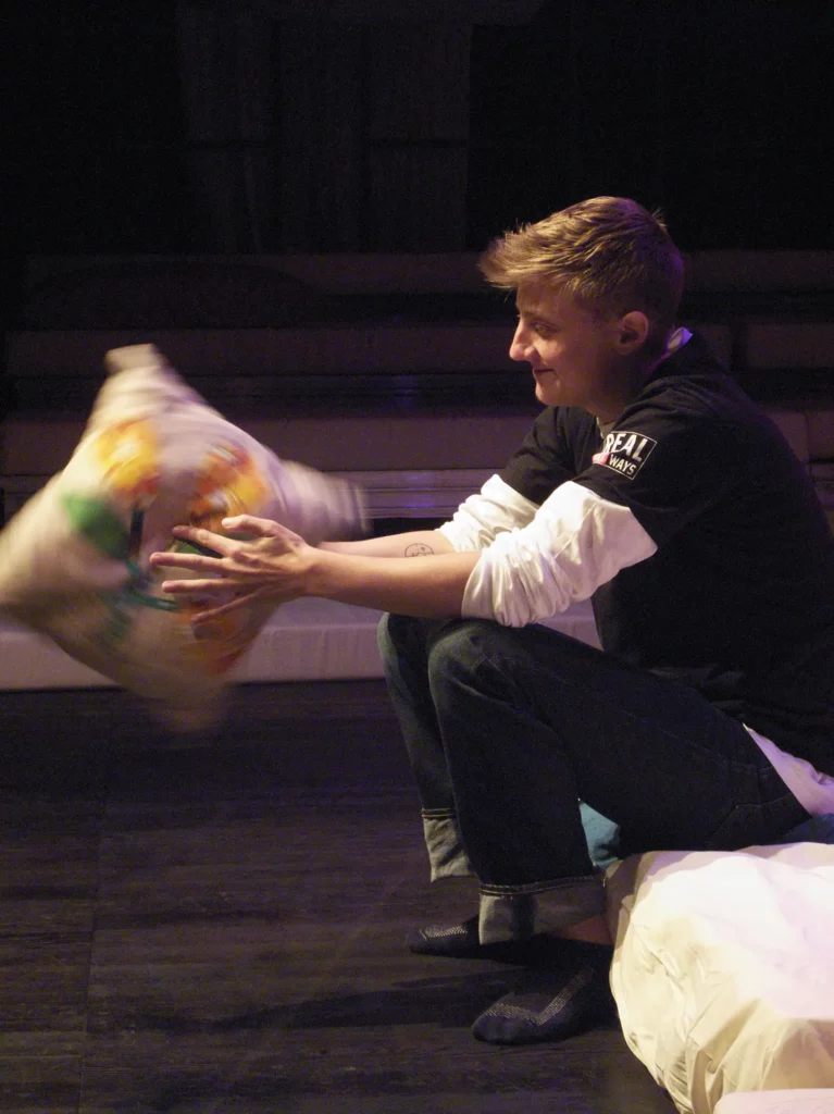 Scott Turner Schofield dans BECOMING A MAN IN 127 EASY STEPS de Scott Turner Schofield, mise en scène Steve Bailey, CDDB - Théâtre de Lorient, octobre 2009. Photo Alain Fonteray.