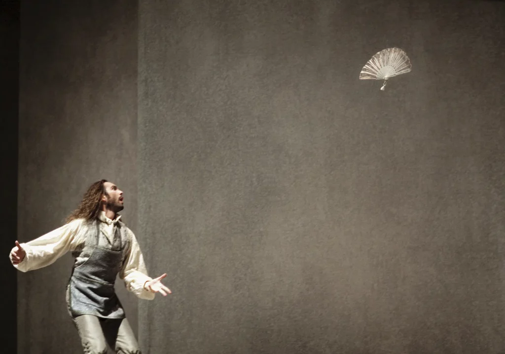 Simone Toni dans IL VENTAGLIO de Carlo Goldoni, mise en scène Luca Ronconi, Piccolo Teatro di Milano, 2006. Photo Marcello Norbeth / Piccolo Teatro di Milano.