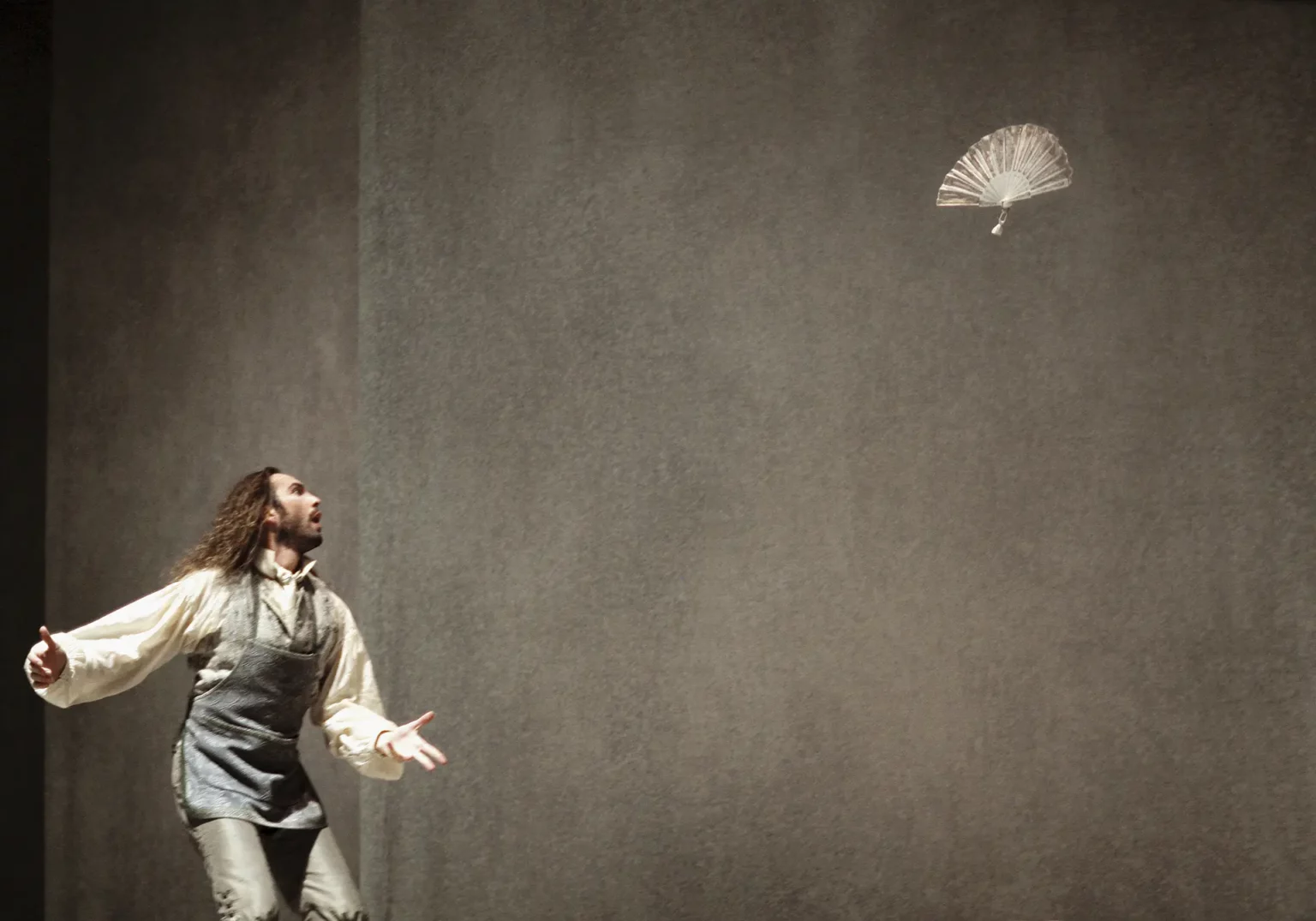 Simone Toni dans IL VENTAGLIO de Carlo Goldoni, mise en scène Luca Ronconi, Piccolo Teatro di Milano, 2006. Photo Marcello Norbeth / Piccolo Teatro di Milano.