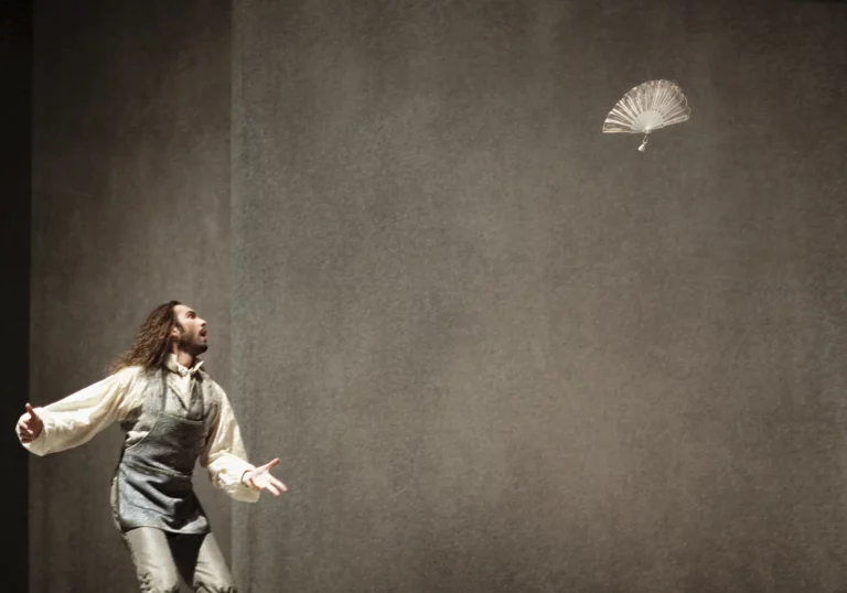 Simone Toni dans IL VENTAGLIO de Carlo Goldoni, mise en scène Luca Ronconi, Piccolo Teatro di Milano, 2006. Photo Marcello Norbeth / Piccolo Teatro di Milano.