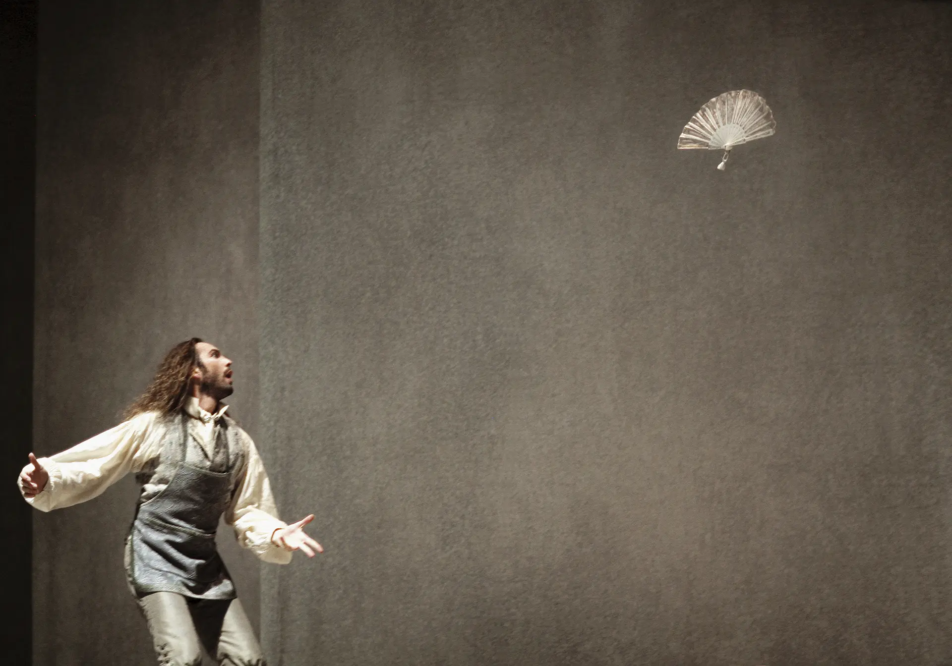 Simone Toni dans IL VENTAGLIO de Carlo Goldoni, mise en scène Luca Ronconi, Piccolo Teatro di Milano, 2006. Photo Marcello Norbeth / Piccolo Teatro di Milano.