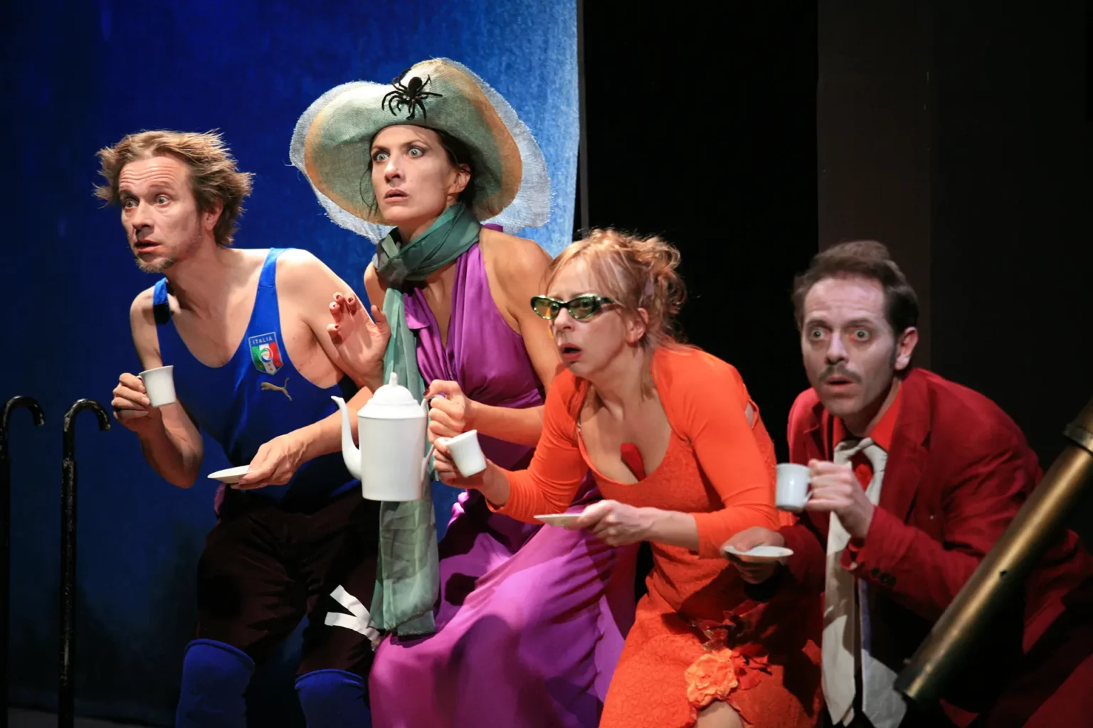 Philippe Demarle, Valérie Dashwood, Sandra Faure et Gérald Maillet dans WANTED PETULA de Fabrice Melquiot, mise en scène Emmanuel Demarcy-Mota, Théâtre des Abbesses, Paris, octobre 2009. Photo Jean-Louis Fernandez.
