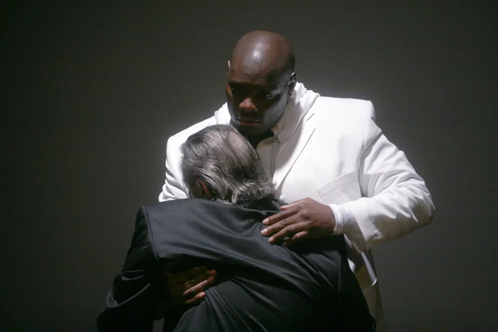 Del Hamilton et Isma’il Ibn Conner dans IN THE SOLITUDE OF COTTON FIELDS de Bernard-Marie Koltès, traduction Isma’il Ibn Conner, mise en scène et décor Éric Vigner, 7 Stages Theater, Atlanta, avril 2008. Photo John Nowak.