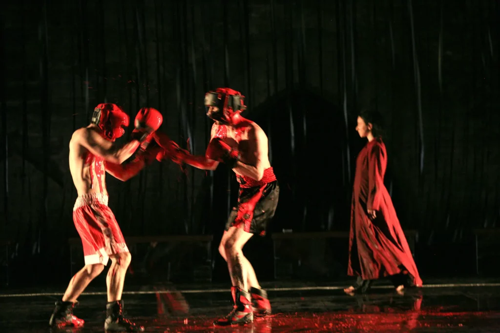 Jocelyn Lagarrigue, Valeriy Pankov, Isabelle Roy dans INCENDIES texte et mise en scène Wajdi Mouawad, dans le cadre de la représentation du SANG DES PROMESSES, Cour d’Honneur du Palais des Papes, festival d’Avignon, juillet 2009. Photo Jean-Louis Fernandez.