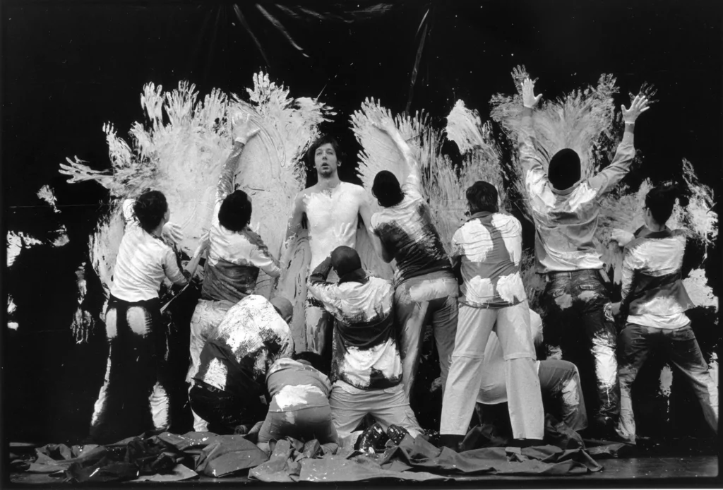 Véronique Côté, Guillaume Sévérac- Schmitz, Jean Alibert, Tewfik Jallab, Emmanuel Schwartz, Lahcen Razzougui, Marie-Ève Perron, Bernard Meney, Gérald Gagnon, Jocelyn Lagarrigue, Catherine Larochelle dans LITTORAL texte et mise en scène Wajdi Mouawad, dans le cadre de la représentation du SANG DES PROMESSES, Cour d’Honneur du Palais des Papes, festival d’Avignon, juillet 2009. Photo Jean-Louis Fernandez.