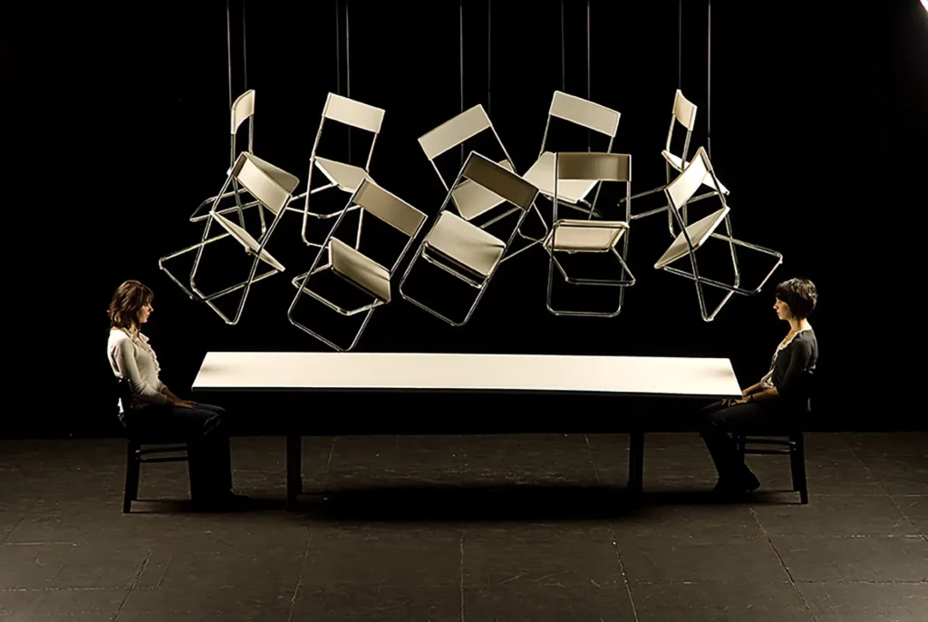 Jeanne De Mont et Élodie Bordas dans HÉLÈNE de Goethe, mise en scène Marc Liebens, Grü/ théâtre du Grütli, Genève, 2008. Photo Fédéral/Regis Golay.