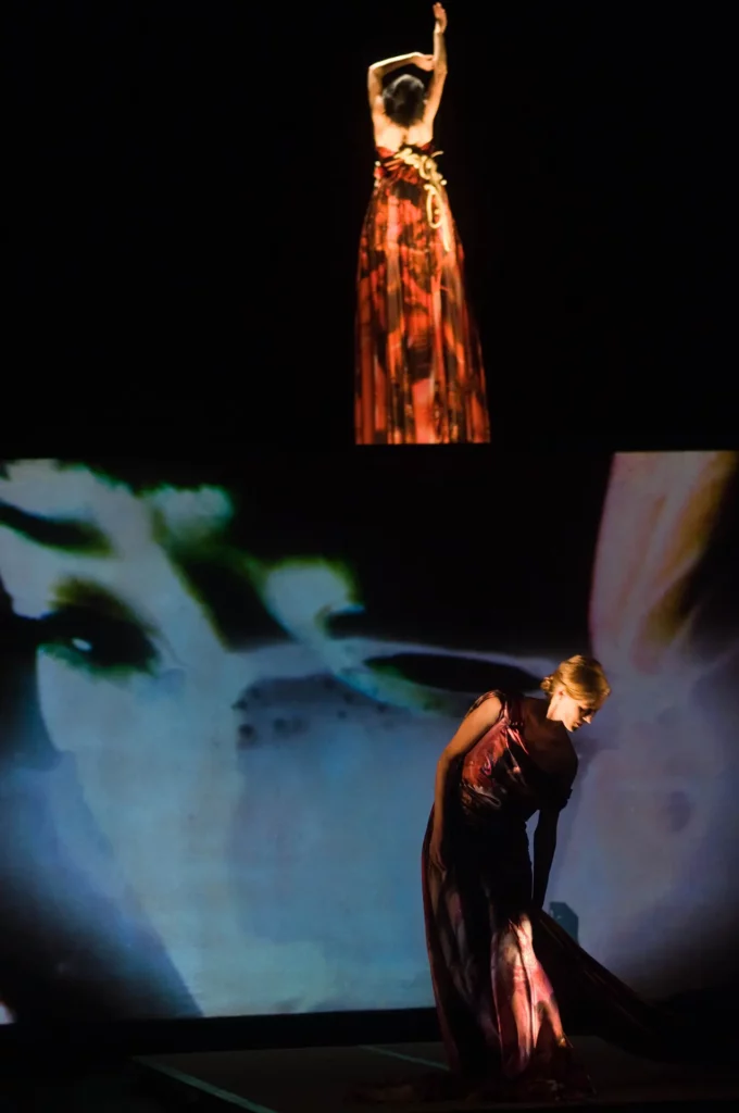 La danseuse Kaori Ito et la soprano Barbara Hannigan dans House of the Sleeping BEAUTIES de Kris Defoort, mise en scène Guy Cassiers, sur un livret de Guy Cassiers, Kris Defoort, Marianne Van Kerkhoven d’après le roman du même nom de Yasunari Kawabata, La Monnaie, Bruxelles, mai 2009. Photo Kurt Van der Elst.