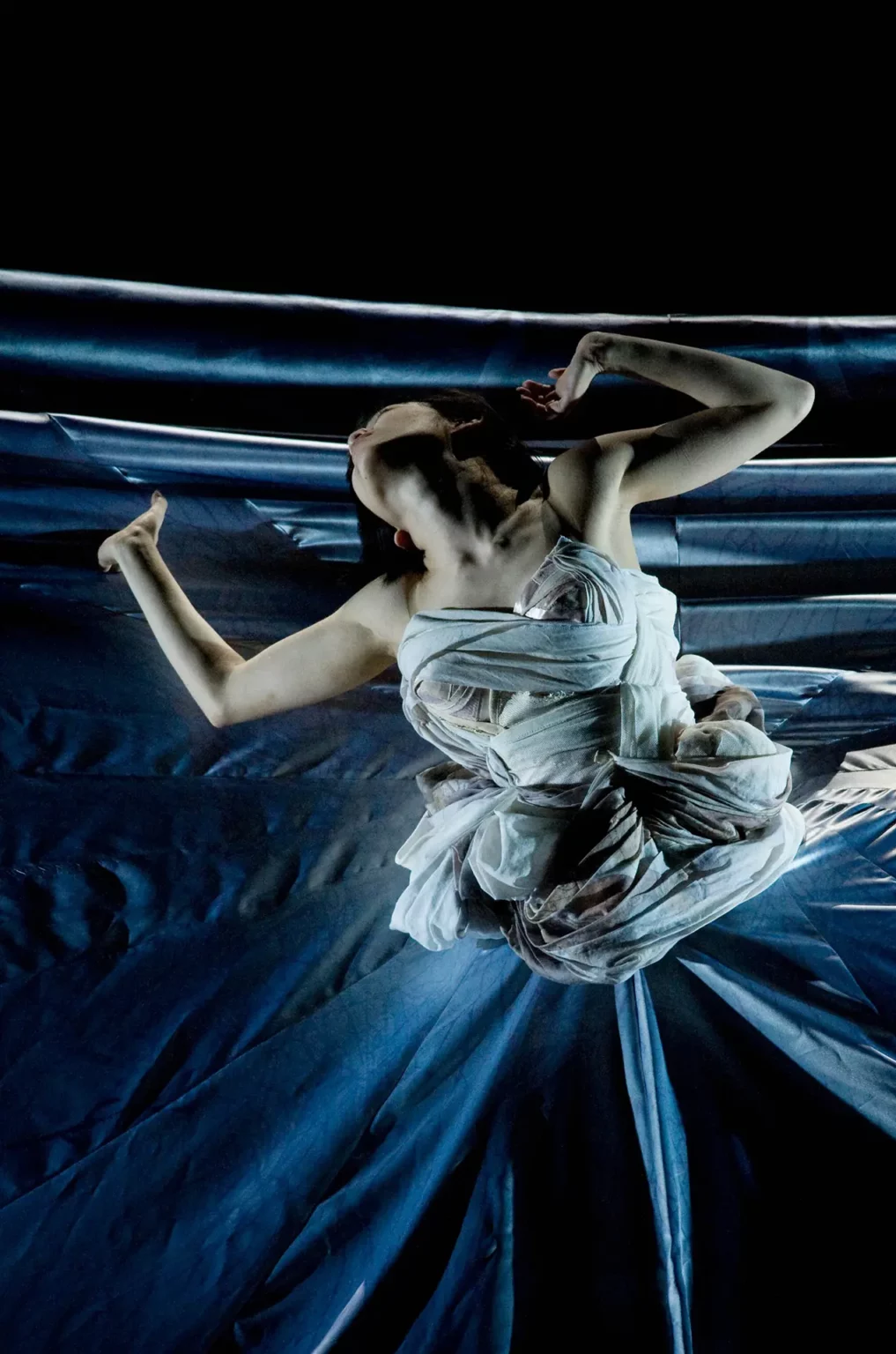 Kaori Ito dans HOUSE OF THE SLEEPING Beauties de Kris Defoort, mise en scène Guy Cassiers, sur un livret de Guy Cassiers, Kris Defoort, Marianne Van Kerkhoven d’après le roman du même nom de Yasunari Kawabata, La Monnaie, Bruxelles, 2009. Photo Kurt Van der Elst.