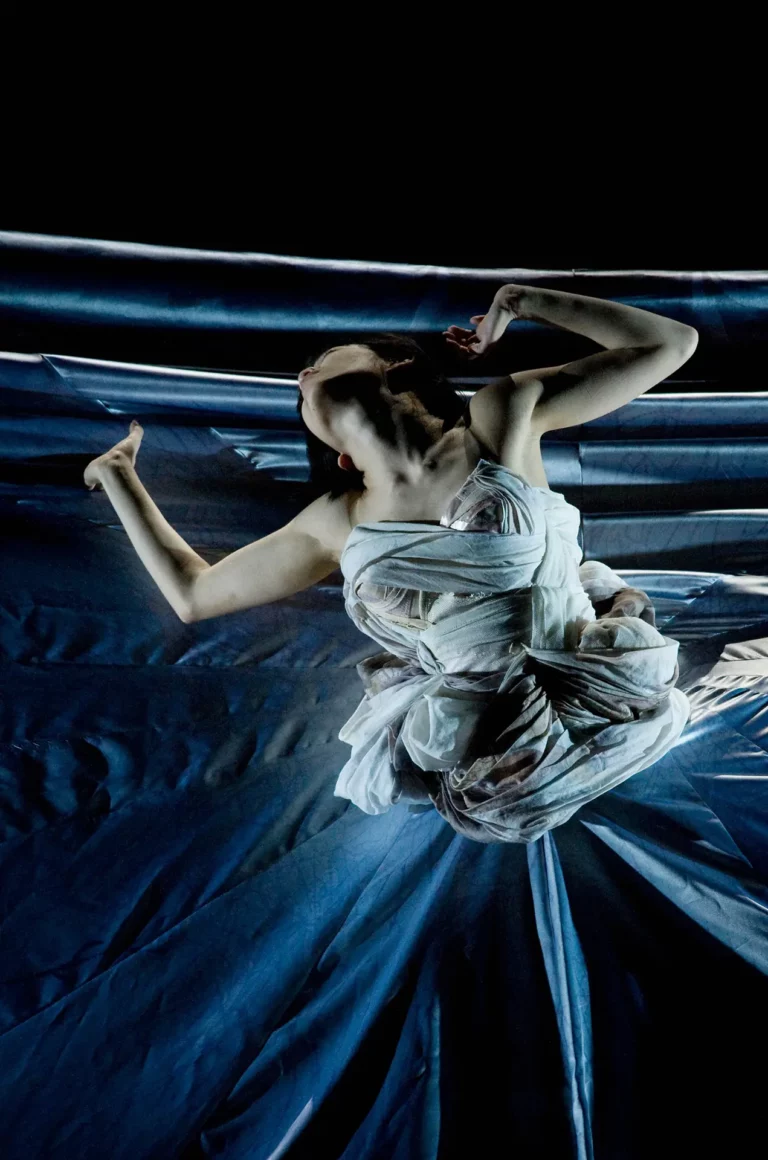 Kaori Ito dans HOUSE OF THE SLEEPING Beauties de Kris Defoort, mise en scène Guy Cassiers, sur un livret de Guy Cassiers, Kris Defoort, Marianne Van Kerkhoven d’après le roman du même nom de Yasunari Kawabata, La Monnaie, Bruxelles, 2009. Photo Kurt Van der Elst.