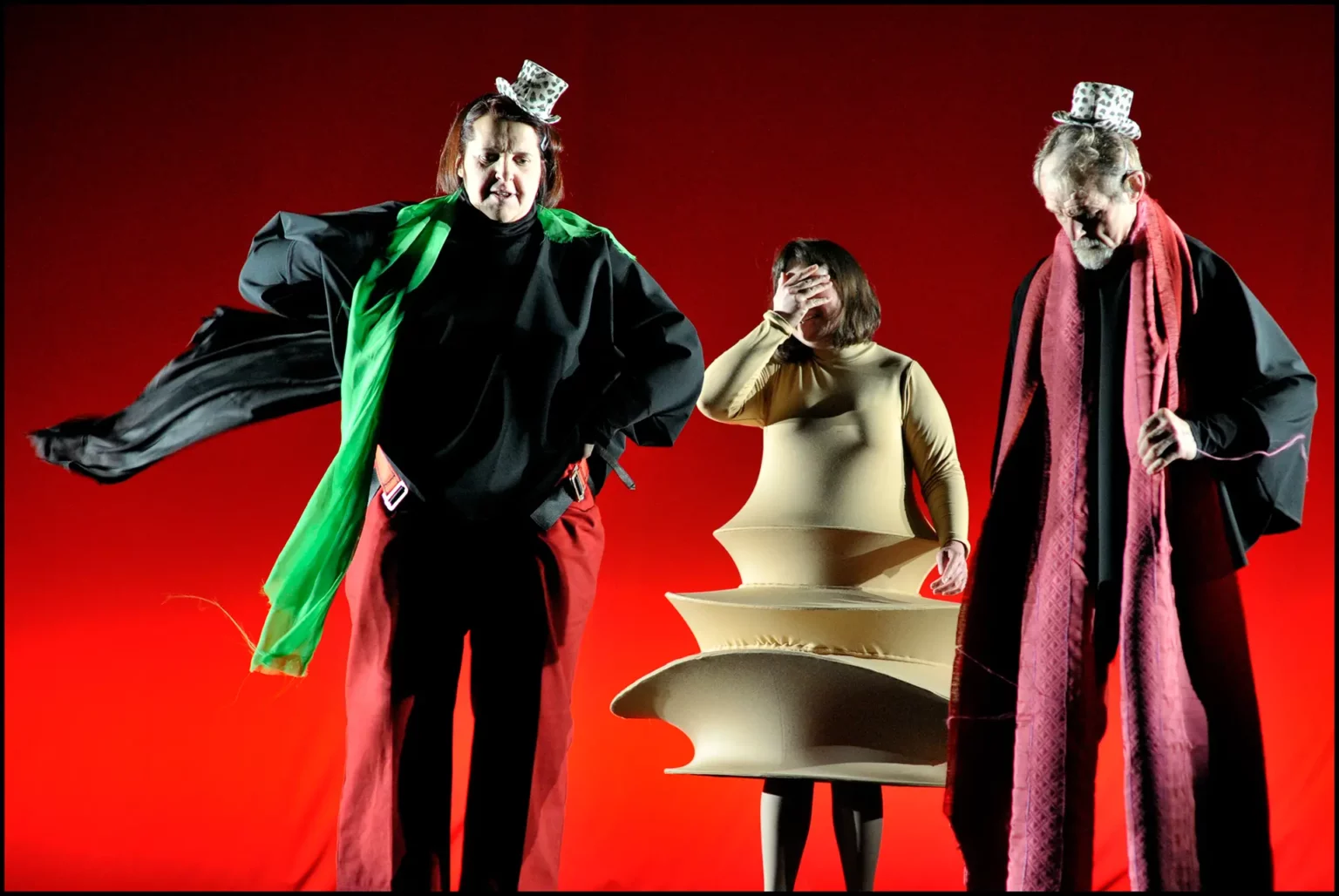 Yvon Prigent, Christelle Podeur, et Claudine Cariou dans L’EMPEREUR DE CHINE de Georges Ribemont-Dessaignes, mise en scène Madeleine Louarn, CDDB-Théâtre de Lorient, décembre 2009. Photo Christian Berthelot.