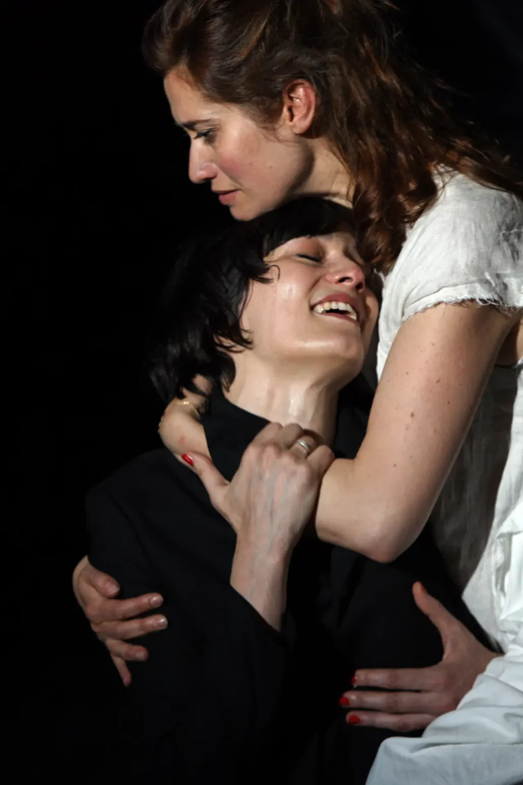 Emmanuelle Devos et Clotilde Hesme dans ANGELO, TYRAN DE PADOUE de Victor Hugo, mise en scène Christophe Honoré, création au Festival d’Avignon 2009, repris au CDDB - Théâtre de Lorient, mars 2010. Photo Christophe Raynaud de Lage / Festival d’Avignon.