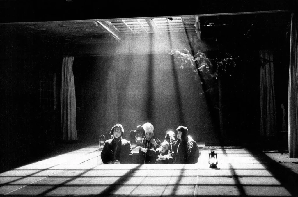 Bruno Boulzaguet, Pascal Lacroix, Guillaume Rannou, Catherine Vuillez dans LA MAISON D’OS de Rolland Dubillard, mise en scène Éric Vigner, ancienne usine de matelas désaffectée, Issy-les-Moulineaux, janvier 1991. Photo Alain Fonteray.