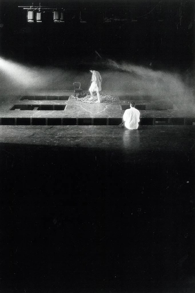 Anne Coesens et Jean- Baptiste Sastre dans LA PLUIE D’ÉTÉ de Marguerite Duras, adaptation et mise en scène Éric Vigner, Théâtre du Conservatoire national supérieur d’art dramatique de Paris, 8 octobre 1993. Photo Alain Fonteray.