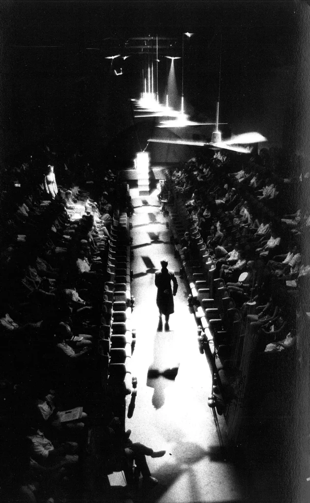 Arthur Nauzyciel dans BRANCUSI CONTRE ÉTATSUNIS, UN PROCÈS HISTORIQUE - 1928, texte et mise en scène Éric Vigner, 50e Festival d’Avignon, Palais des Papes, juillet 1996. Photo Alain Fonteray.