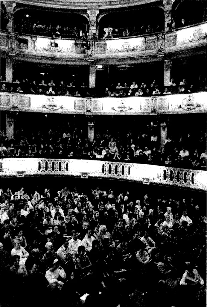 L'assistance à l'Odéon - Théâtre de l'Europe. Photo Laure Vasconi.