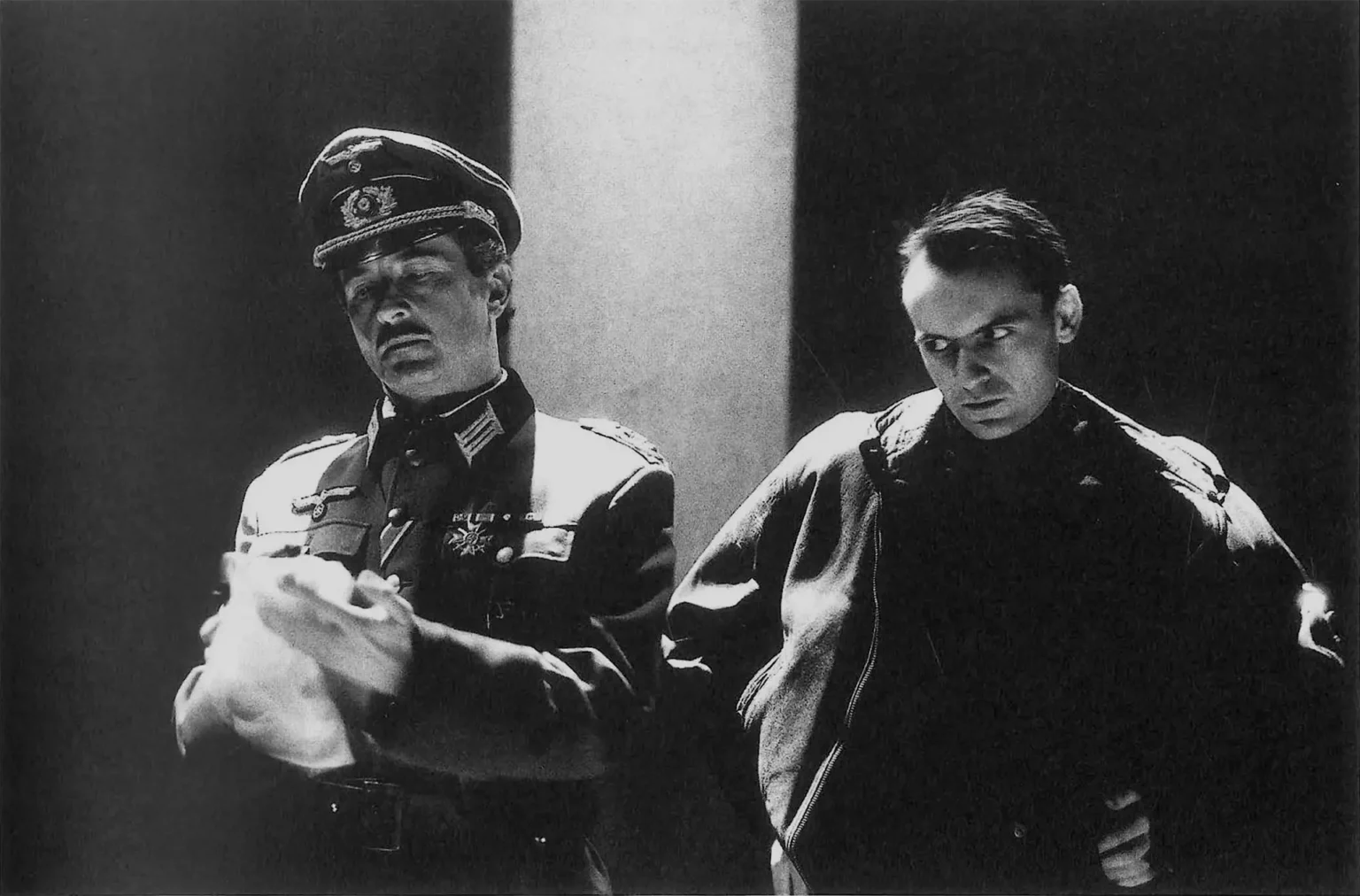 Scali Delpeyrac et Guy Perroc dans L'ÉVEIL DES TÉNÈBRES de Joseph Danan, mise en scène Jacques Kraemer. - Photo Jean-François Lange.