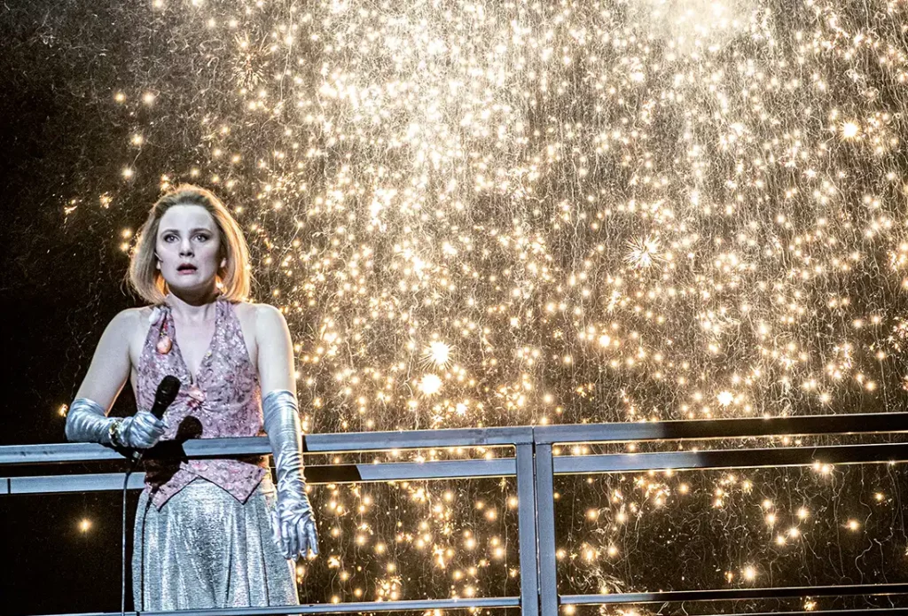 Marie Oppert (Polly Peachum) dans L’Opéra de quat’sous, création de Thomas Ostermeier, festival d’art lyrique d’Aix-en-Provence, 2023. Photo Jean-Louis Fernandez.