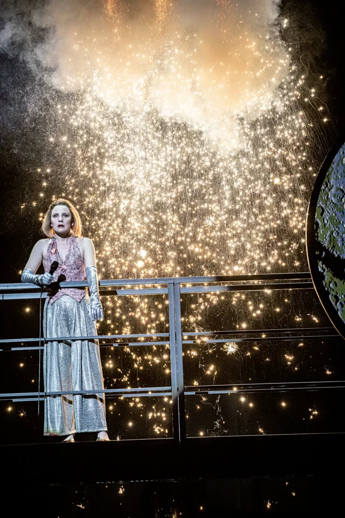 Marie Oppert (Polly Peachum) dans L’Opéra de quat’sous, création de Thomas Ostermeier, festival d’art lyrique d’Aix-en-Provence, 2023. Photo Jean-Louis Fernandez.