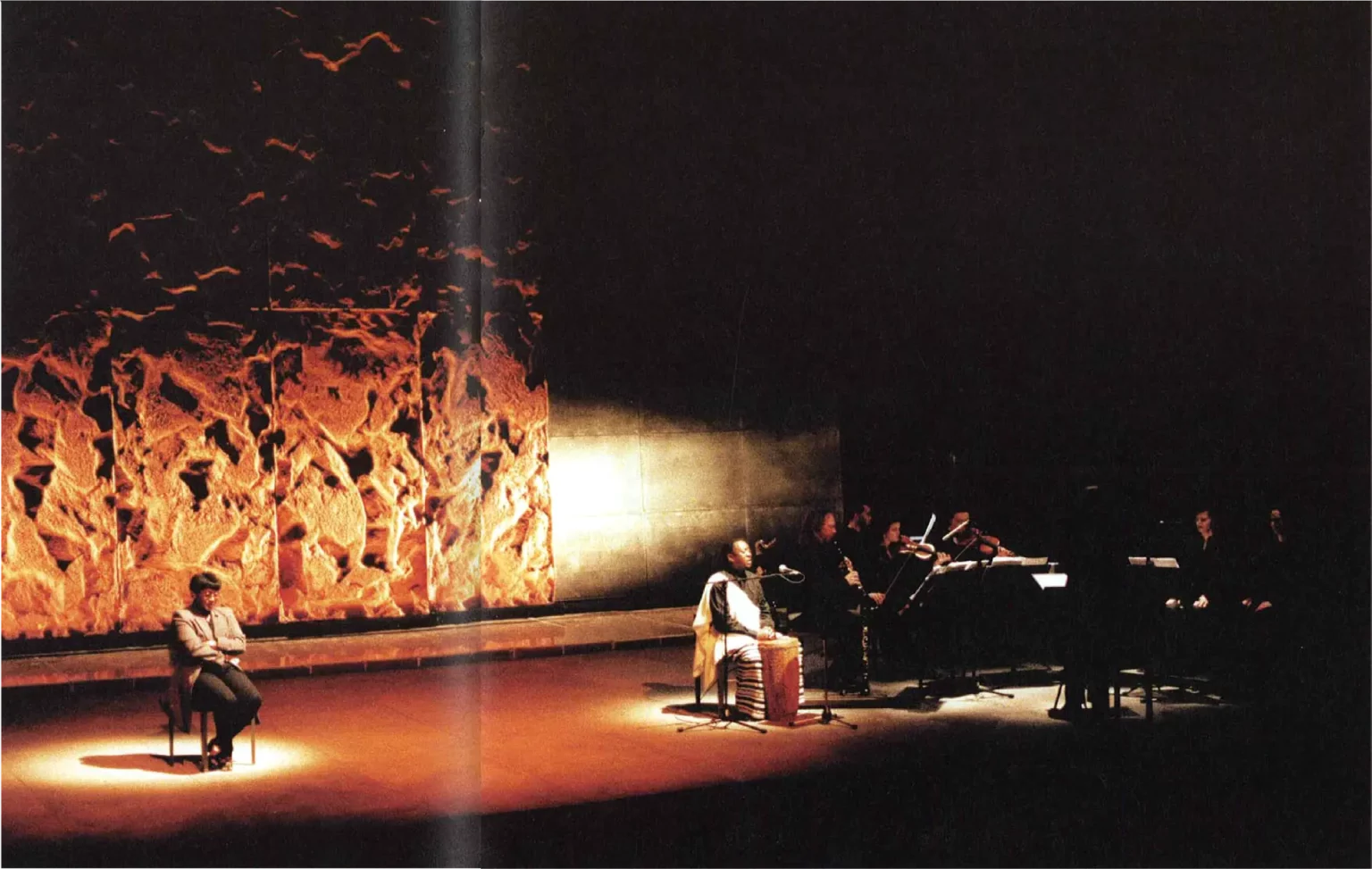 Yolande Mukagasana, Jean-Marie Muyango et les musiciens, RWANDA 94. Photo Lou Hérion.
