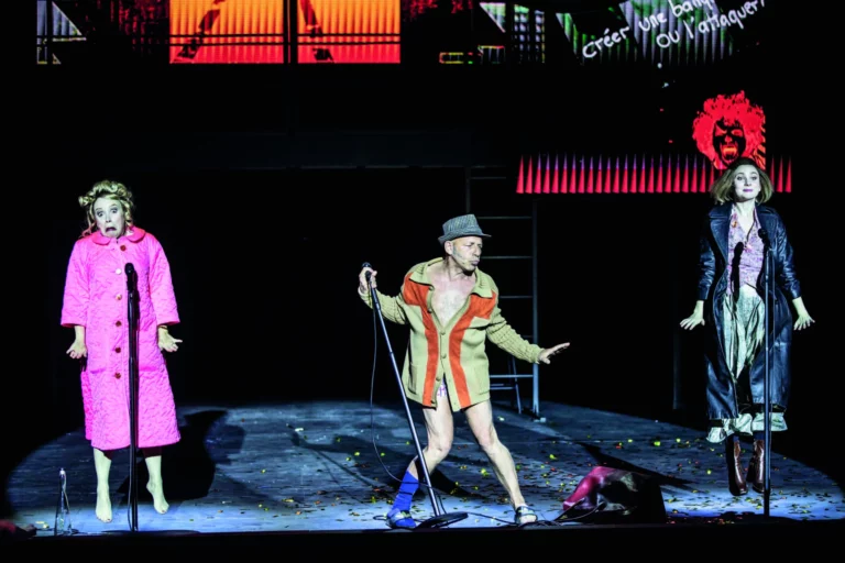 Véronique Vella (Celia Peachum), Christian Hecq (Jonathan Peachum), Marie Oppert (Polly Peachum) dans L’Opéra de quat’sous, création de Thomas Ostermeier, Festival d’art lyrique d’Aix-en-Provence, 2023. Photo Jean-Louis Fernandez.