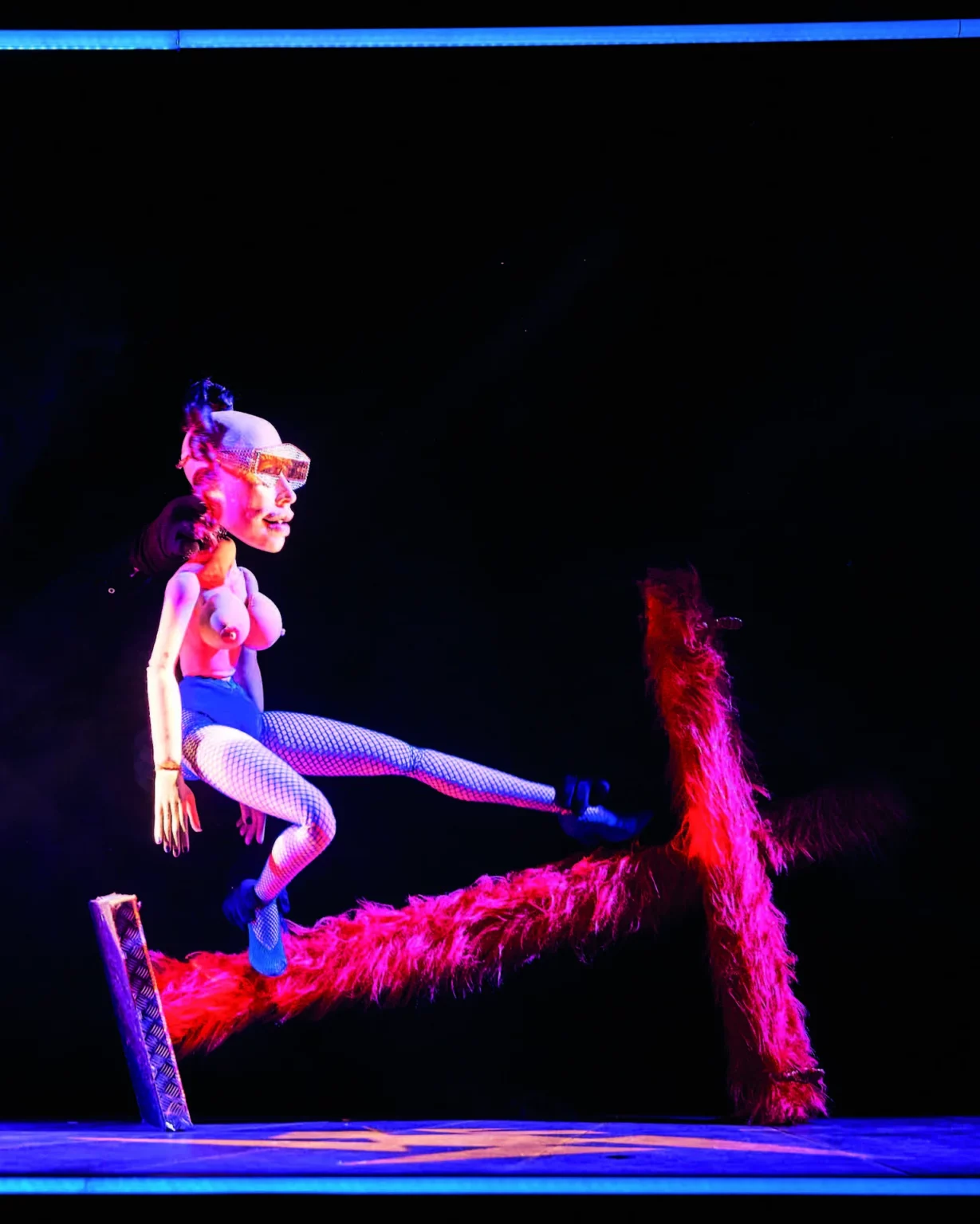 Lucile Beaune et Johanny Bert (manipulation et voix) dans HEN – cabaret dégenré, création de Johanny Bert, Clermont-Ferrand, 2019. Photo Christophe Raynaud-Delage.