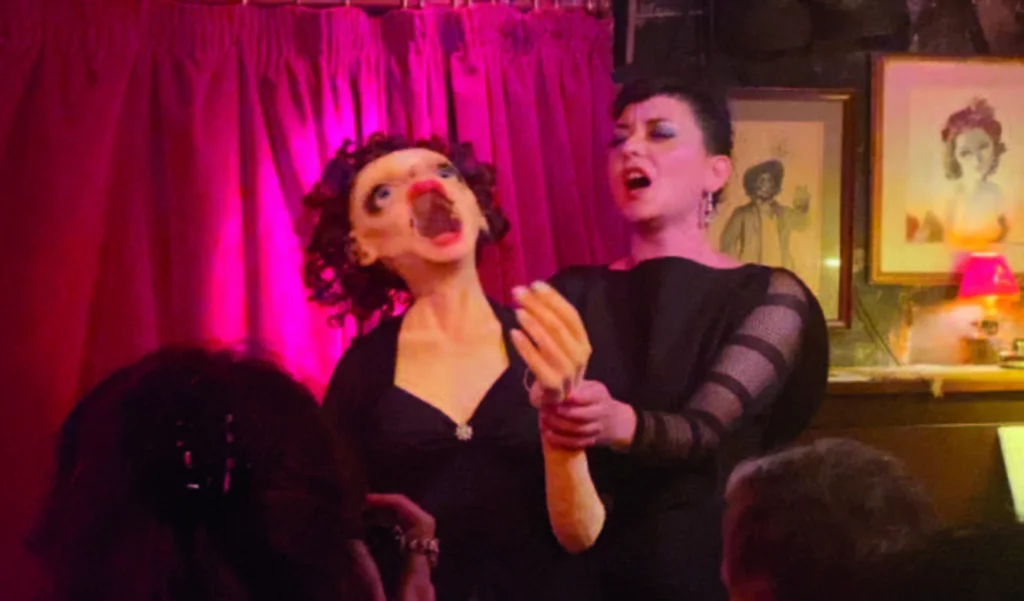 Yaël Rasooly et sa marionnette d’Edith Piaf, dans un extrait de Chante !, Lapin Agile, 2023. Photo Michal Heiman.