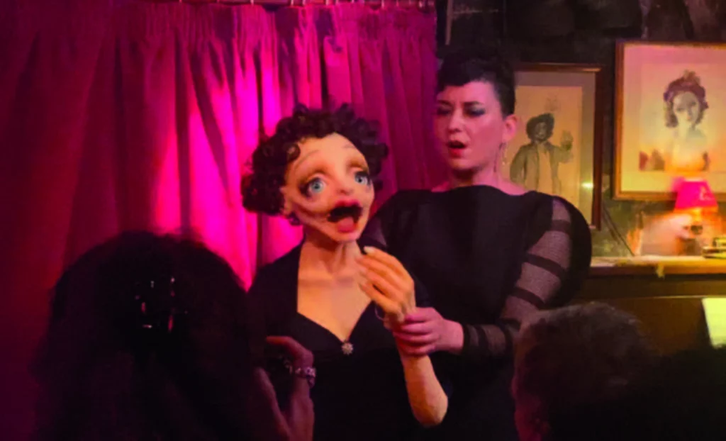 Yaël Rasooly et sa marionnette d’Edith Piaf, dans un extrait de Chante !, Lapin Agile, 2023. Photo Michal Heiman.