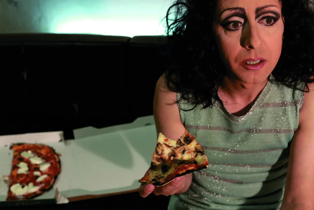 Pierre Maillet dans One night with Holly Woodlawn, création de Pierre Maillet aux Plateaux sauvages, 2018. Photo Bruno Geslin.