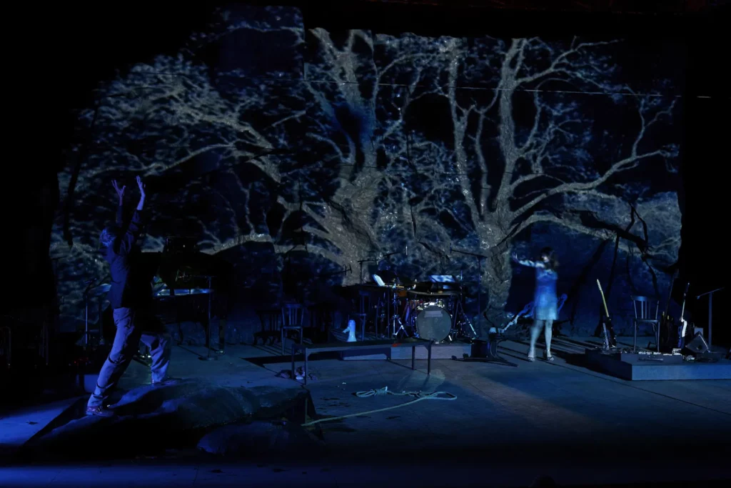 Marc Berman et Judith Henry dans TRISTAN ET... de RichardWagner et Lancelot Hamelin, mise en scène Mathieu Bauer, CDDB - Théâtre de Lorient, janvier 2010. Christophe Raynaud de Lage.