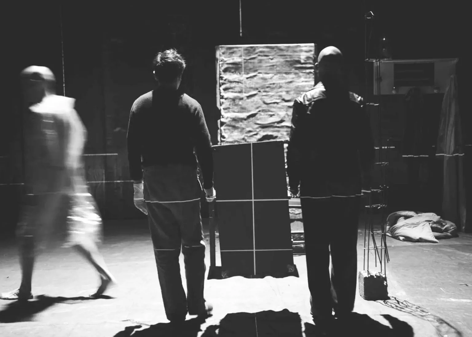 Frédéric Leidgens, Jean-Christophe Vermot-Gauchy et Gaël Baron dans OBSERVER, texte et mise en scène Bruno Meyssat, théâtre de Gennevilliers, novembre 2009. Photo Michel Cavalca.