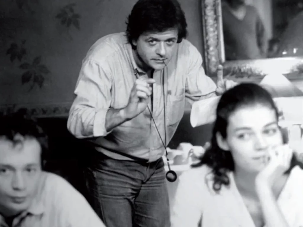 Patrice Chéreau dirige deux comédiens de l’école de Nanterre Amandier pendant le tournage du film HÔTEL DE FRANCE.