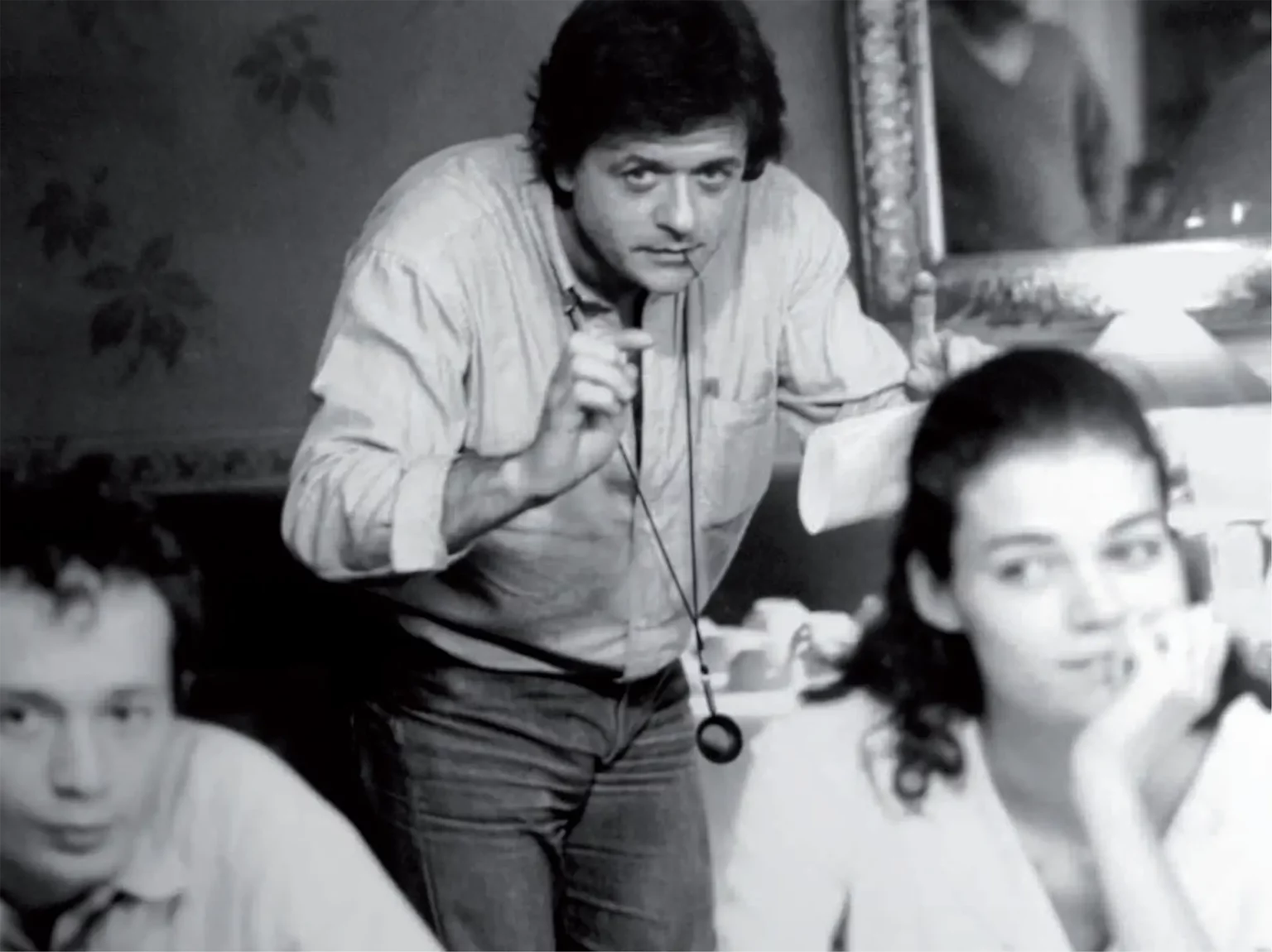 Patrice Chéreau dirige deux comédiens de l’école de Nanterre Amandier pendant le tournage du film HÔTEL DE FRANCE.