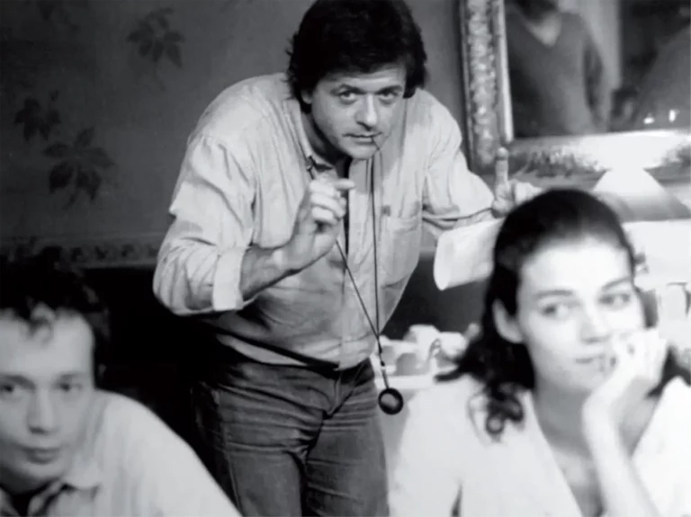 Patrice Chéreau dirige deux comédiens de l’école de Nanterre Amandier pendant le tournage du film HÔTEL DE FRANCE.