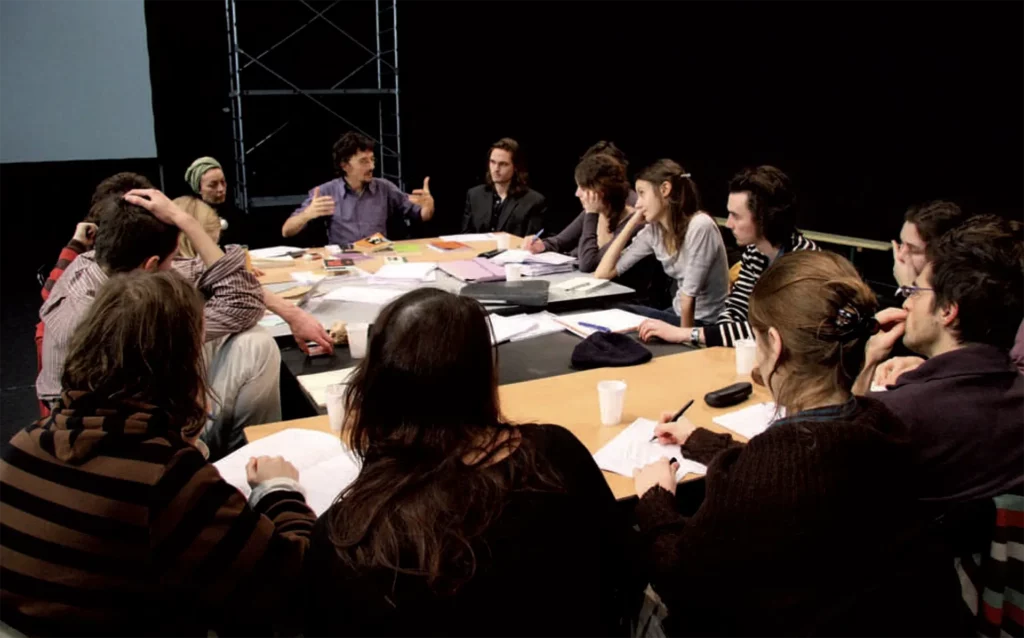 Stanislas Nordey avec les étudiants de l’école du Théâtre National de Bretagne, 2011. Photo Caroline Ablain.