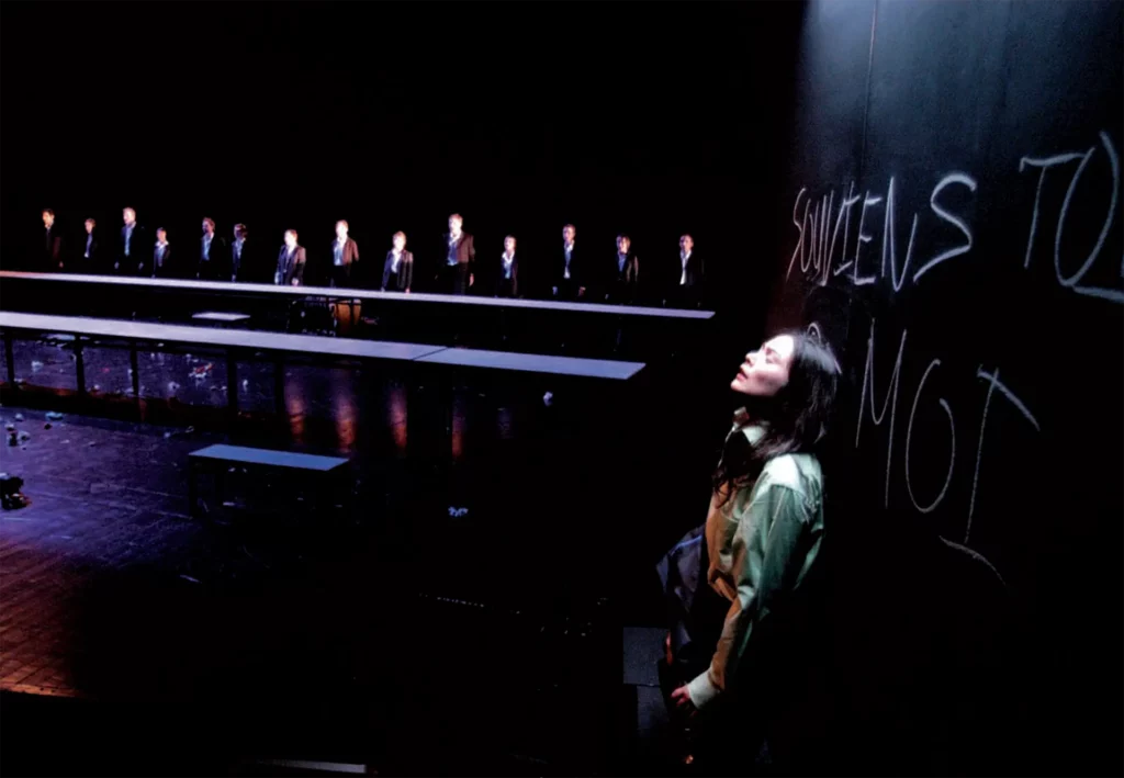 Les élèves de la première promotion de l’EPSAD (École professionnelle supérieure d’Art dramatique de Lille) dans HAMLET(S) de William Shakespeare, mise en scène Stuart B. Seide, juin 2006. Photo Pidz.