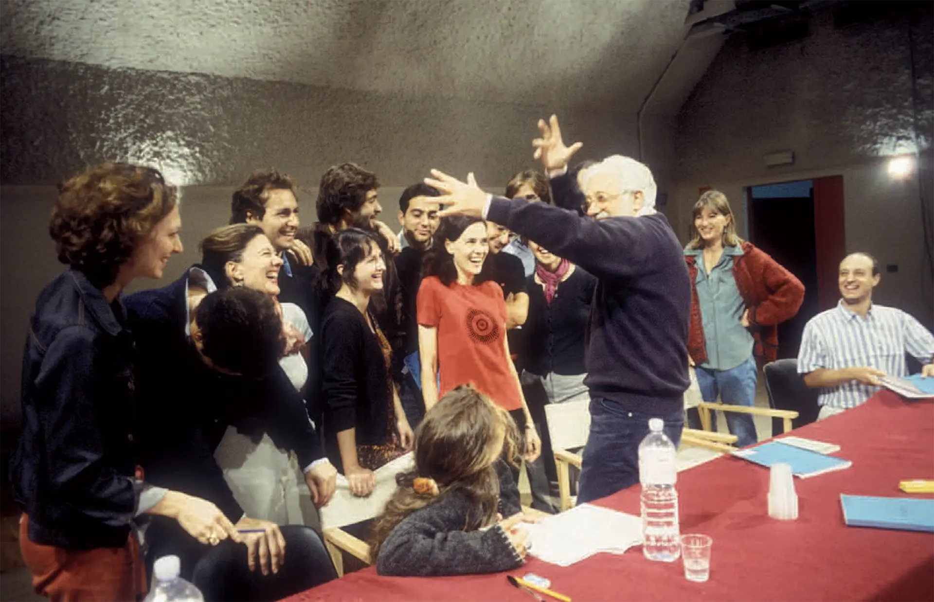 Luca Ranconi avec ses élèves à l’école du Piccolo Teatro de Milan, 2000. Photo Caterina Simonelli.