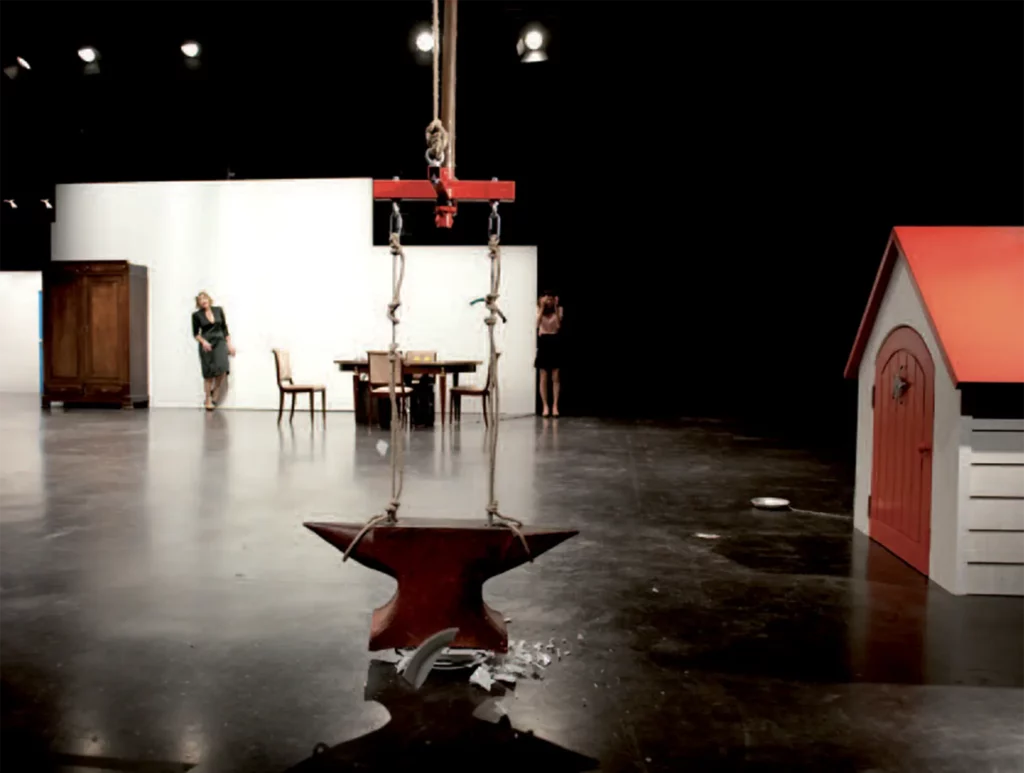 Annette Sachs et Marie
Bos dans AMERIKA, mise
en scène Claude Schmitz,
Les Halles de Schaerbeek,
2006.
Photo Marie-Françoise
Plissart.