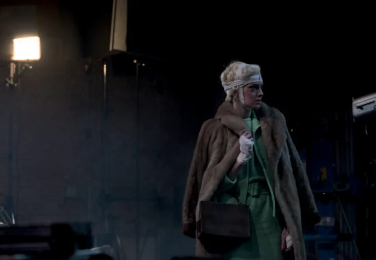 Kate Moran dans MELANIE DANIELS, Kunstenfestivaldesarts, Théâtre La Balsamine, 2013. Photo Marie- Françoise Plissart.