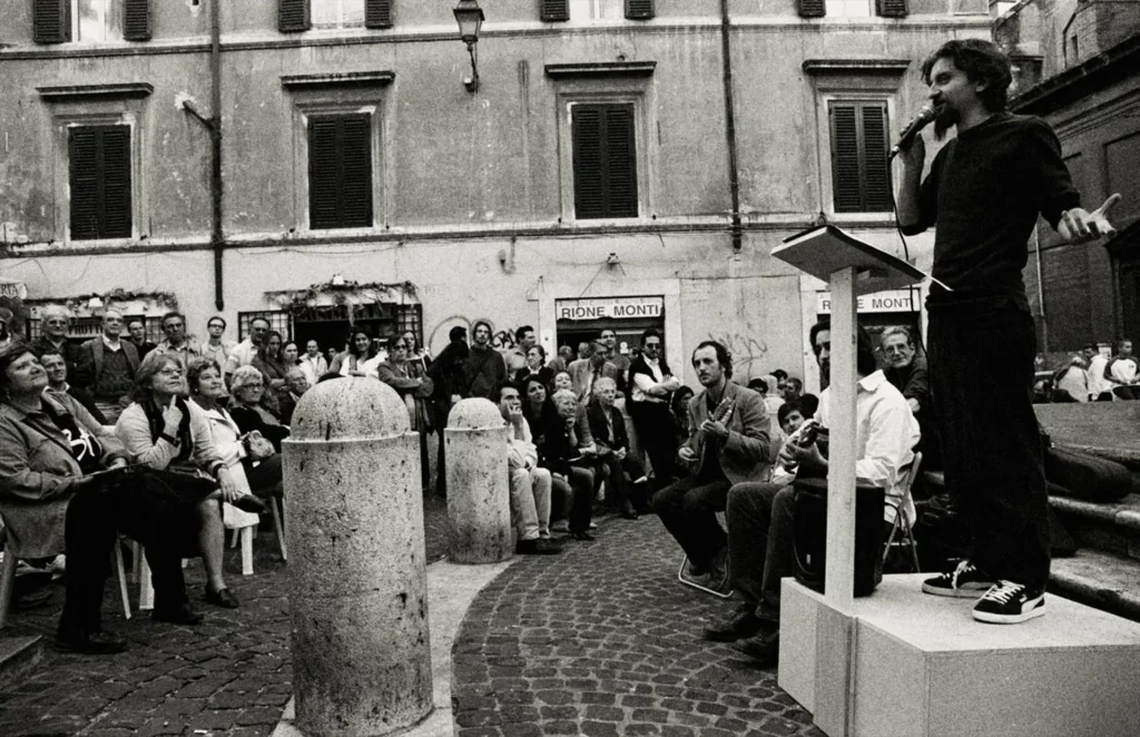 Ascanio Celestini
en «action-récitation»
à Rione Monti, piazza
Madonna dei Monti,
dans le centre de Rome,
en mai 2005.
Photo M.Iacovelli-F.Zayed /
Spot the Difference.