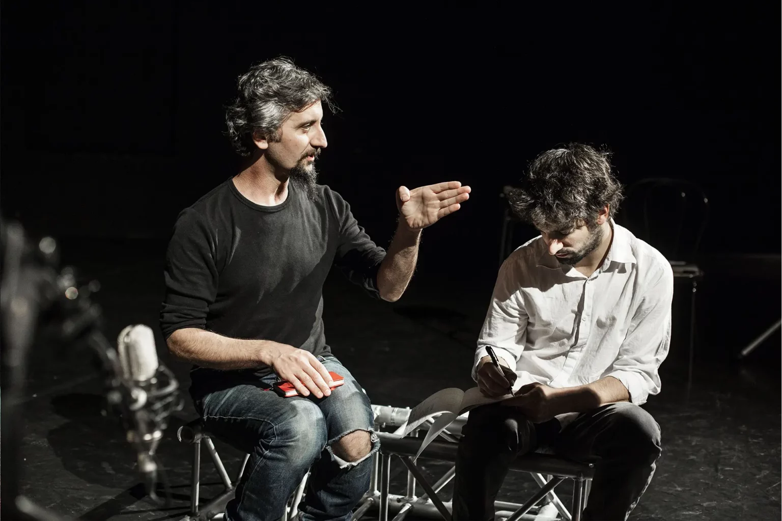 Ascanio Celestini et David Murgia en répétition de DISCOURS À LA NATION, texte et mise en scène Ascanio Celestini, interprétation David Murgia, musique Carmelo Prestigiacomo, Festival de liège, Théâtre National et L’Ancre (Charleroi), 2013. Photo M.Iacovelli-F.Zayed / Spot the Difference.