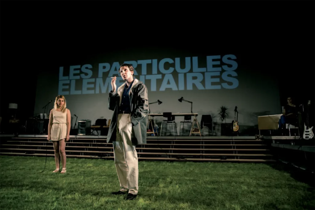 Tiphaine Raffier, Denis Eyriey, Noémie Gantier dans LES PARTICULES ÉLÉMENTAIRES d’après Michel Houellebecq, mise en scène Julien Gosselin, Festival d’Avignon 2013. Photo Simon Gosselin.