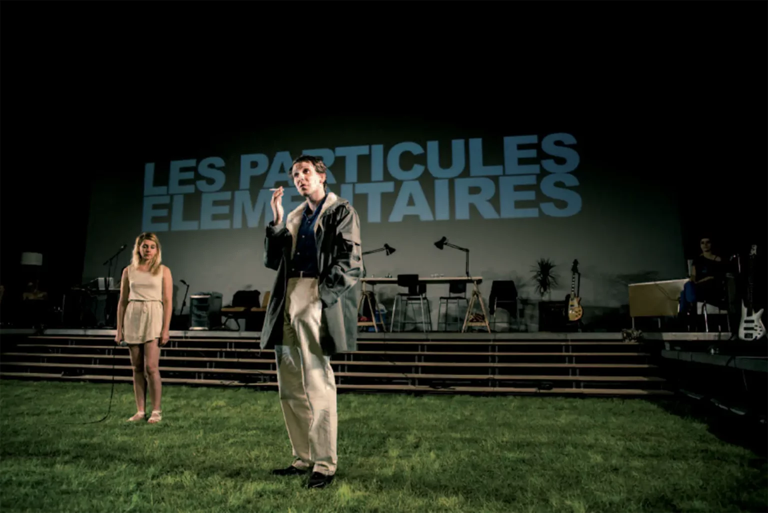 Tiphaine Raffier, Denis Eyriey, Noémie Gantier dans LES PARTICULES ÉLÉMENTAIRES d’après Michel Houellebecq, mise en scène Julien Gosselin, Festival d’Avignon 2013. Photo Simon Gosselin.