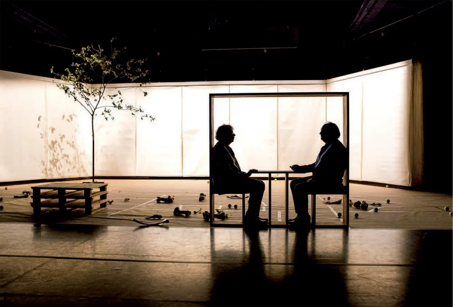 Pierre Sartenaer et Guy Dermul dans IT’S MY LIFE AND I DO WHAT I WANT, KVS & Théâtre Les Tanneurs, février 2014. Photo Danny Willem.