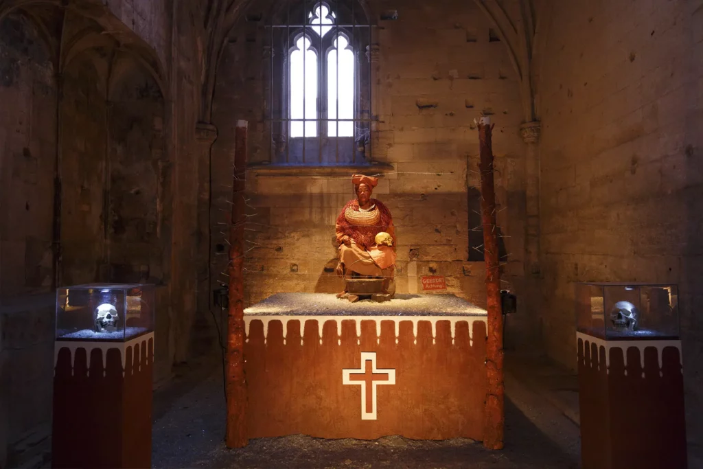 Josephine Charpy dans EXHIBIT B, conception et mise en scène Brett Bailey, Église des Célestins, Festival d’Avignon 2013. Photo Christophe Raynaud de Lage / WikiSpectacle.