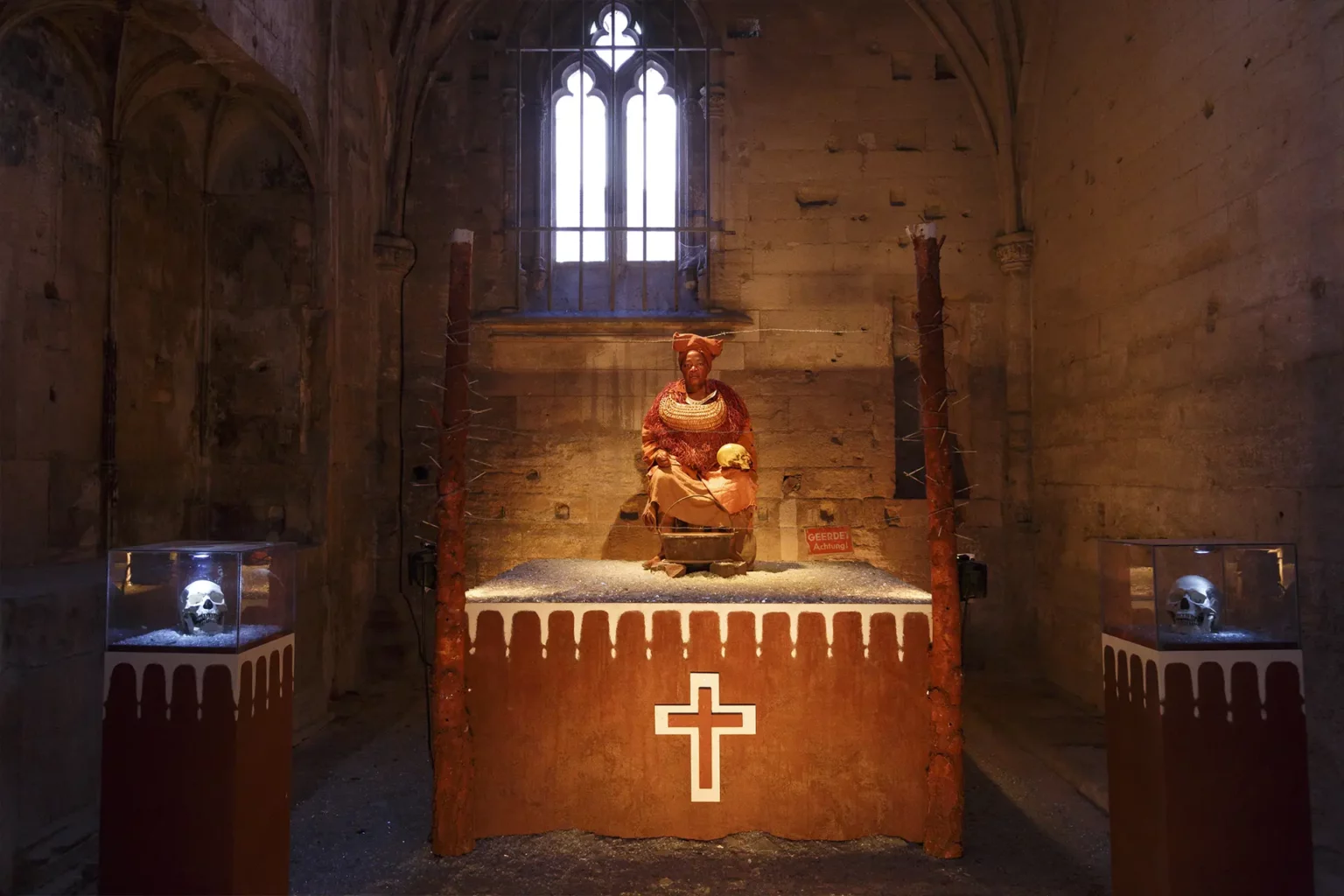 Josephine Charpy dans EXHIBIT B, conception et mise en scène Brett Bailey, Église des Célestins, Festival d’Avignon 2013. Photo Christophe Raynaud de Lage / WikiSpectacle.