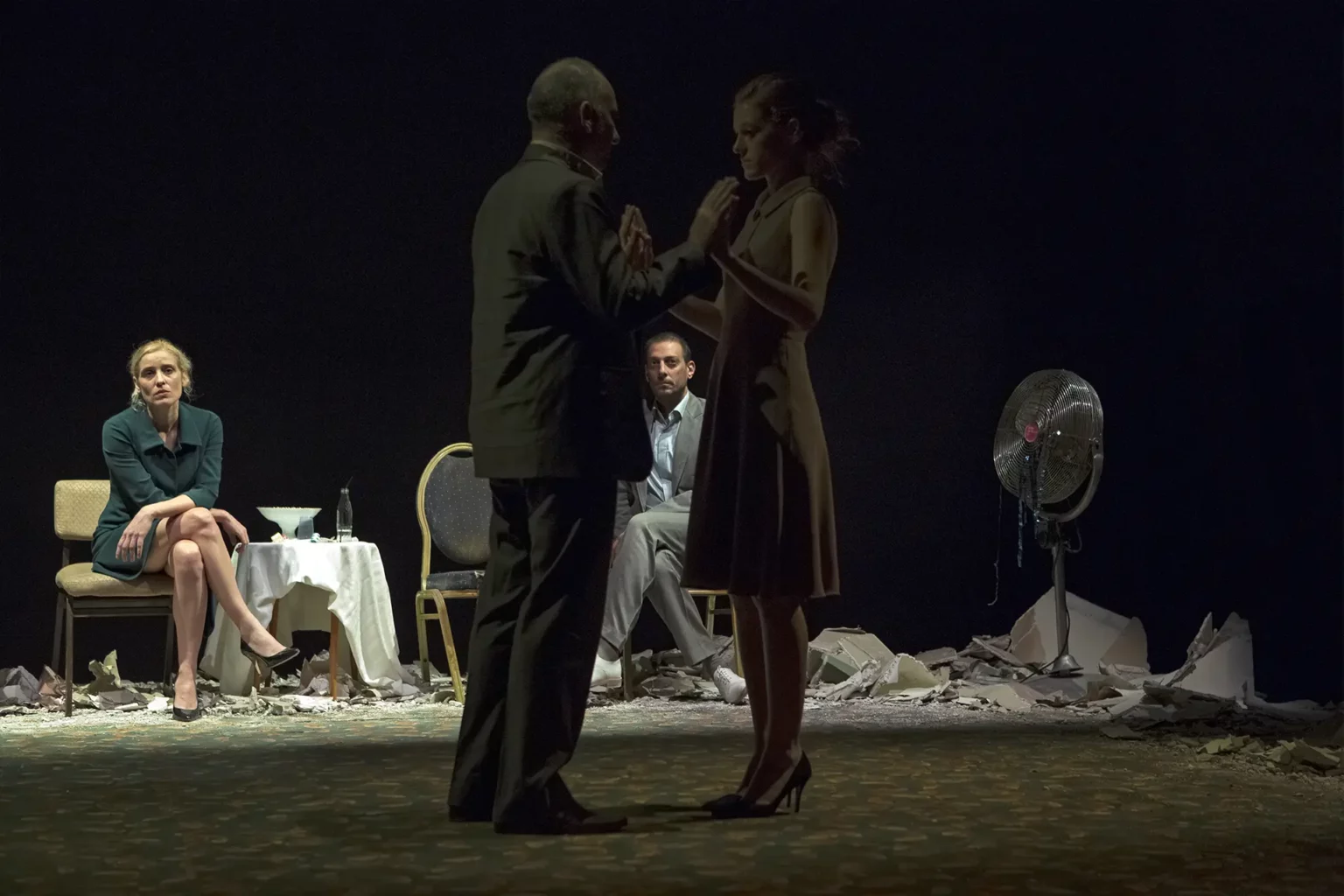 Aggeliki Papoulia, Fidel Talaboukas (derrière), Giorgos Valais et Sophia Kokkalidans (devant) dans LATE NIGHT, Blitz theatre group, Onassis Cultural Centre, Athène, octobre, 2012. Photo Vassilis K. Makris.