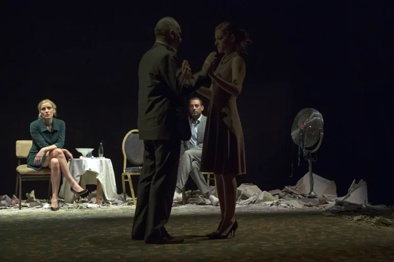 Aggeliki Papoulia, Fidel Talaboukas (derrière), Giorgos Valais et Sophia Kokkalidans (devant) dans LATE NIGHT, Blitz theatre group, Onassis Cultural Centre, Athène, octobre, 2012. Photo Vassilis K. Makris.