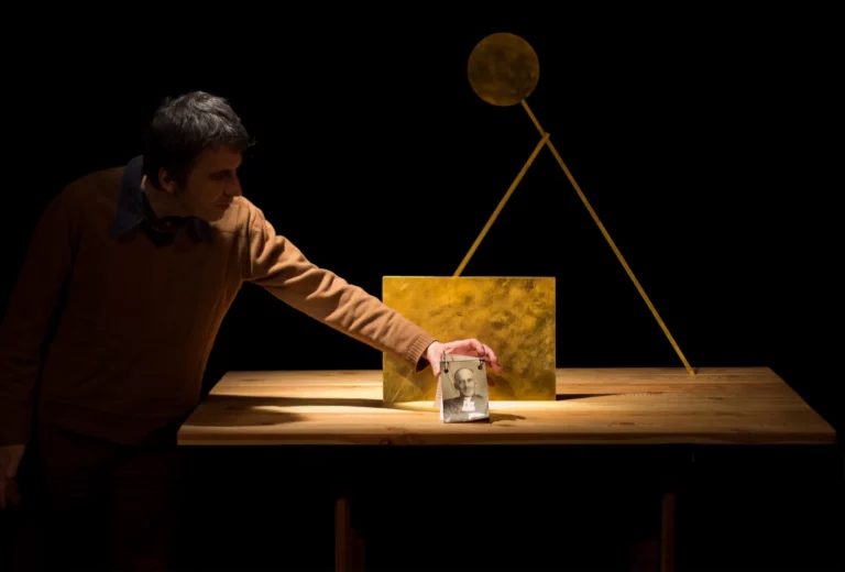 Patrick Corillon dans L’APPARTEMENT À TROUS, création Patrick Corillon, Le Corridor (Liège), 2013. Photo Bohumil Kostohryz.